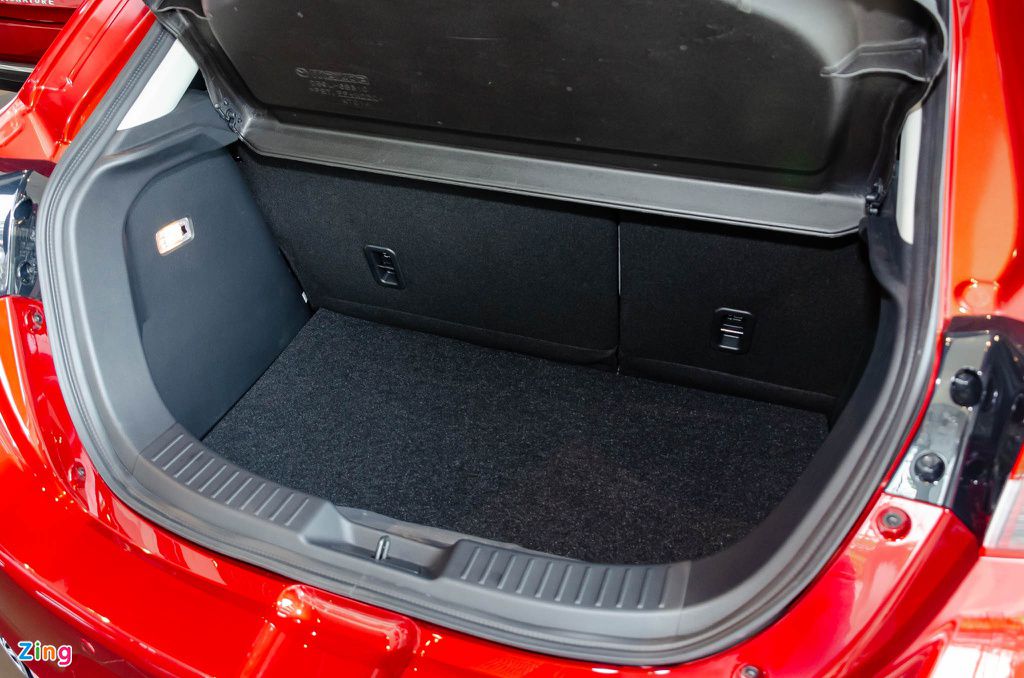 New Mazda2 Sport khoang hành lý