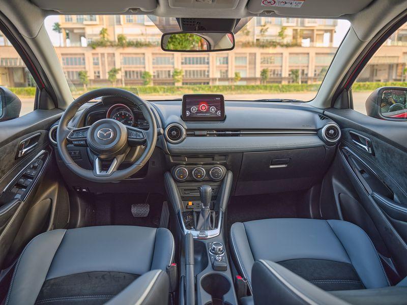 New Mazda2 Sport khoang lái