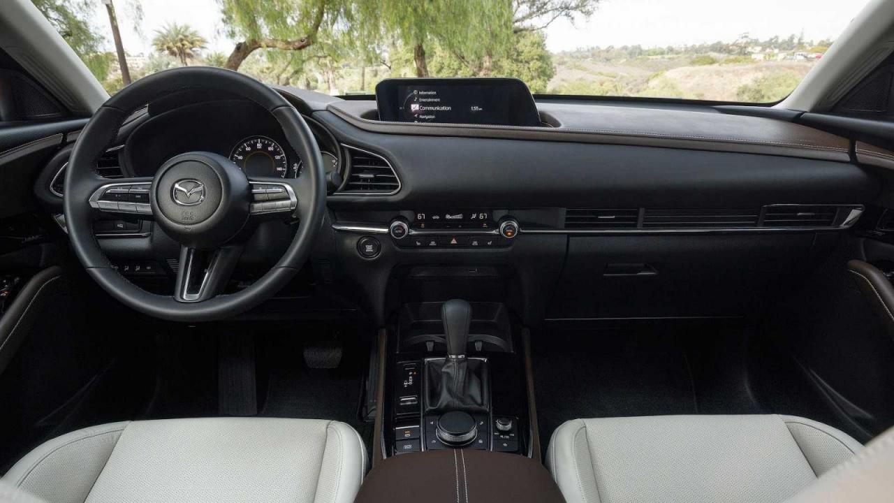 Khoang lái Mazda CX-30