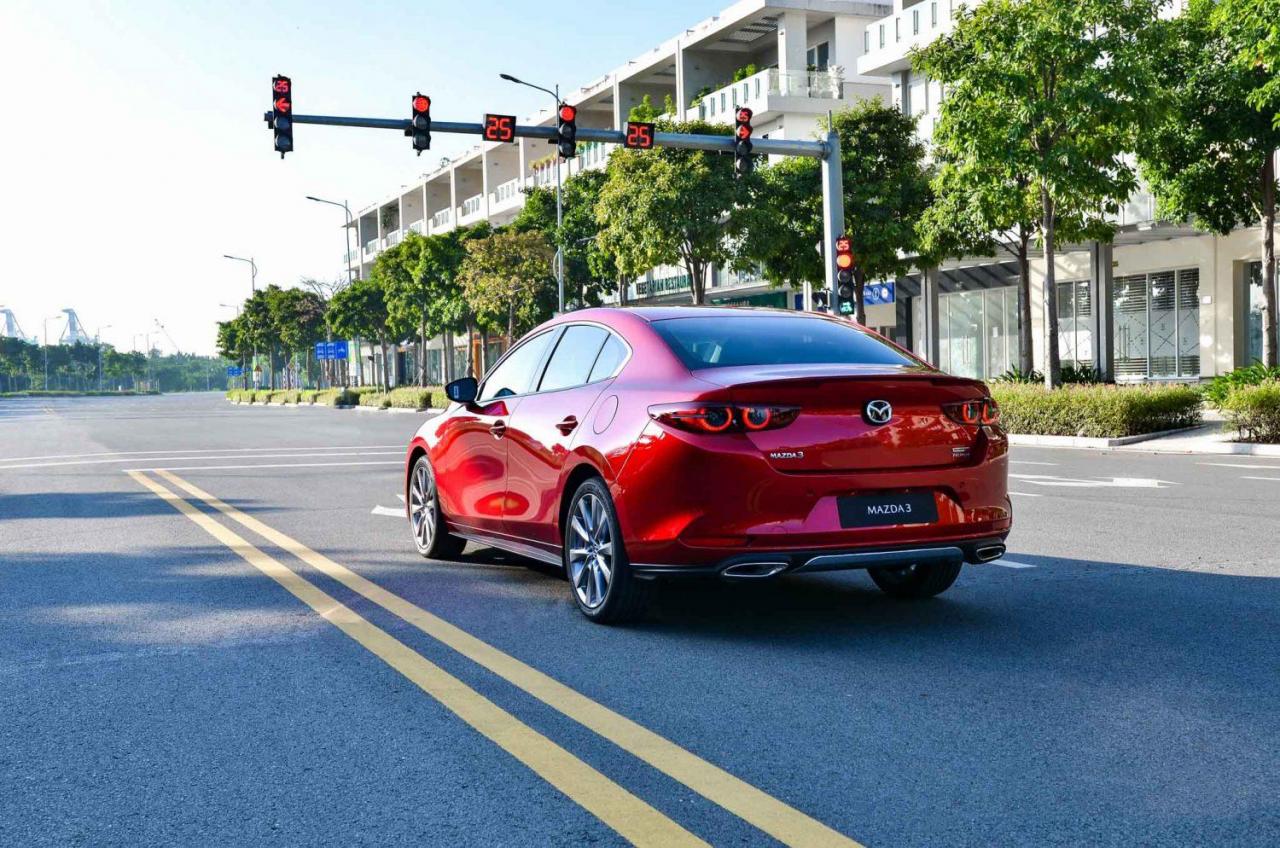 Mazda 3 đuôi xe 2