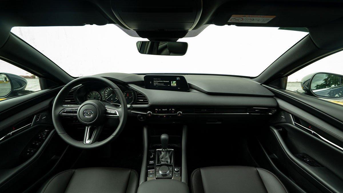 Mazda 3 khoang lái 2